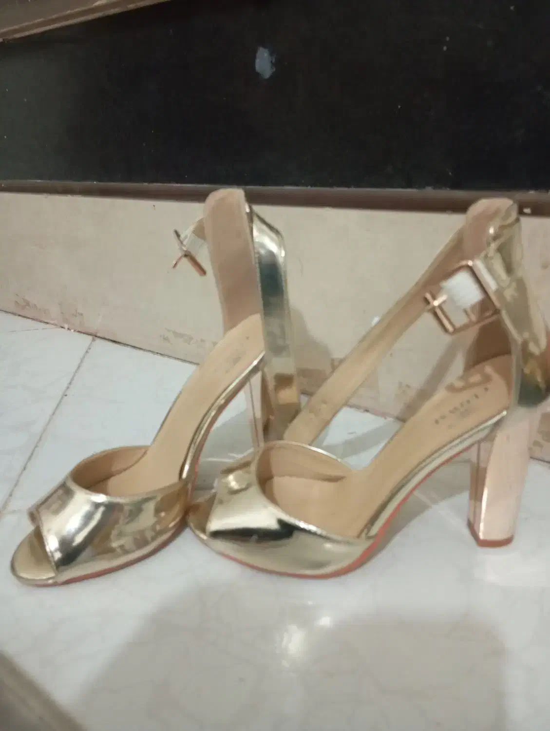 کفش مجلسی|کیف، کفش، کمربند|اندیشه, اندیشه فاز ۱|دیوار