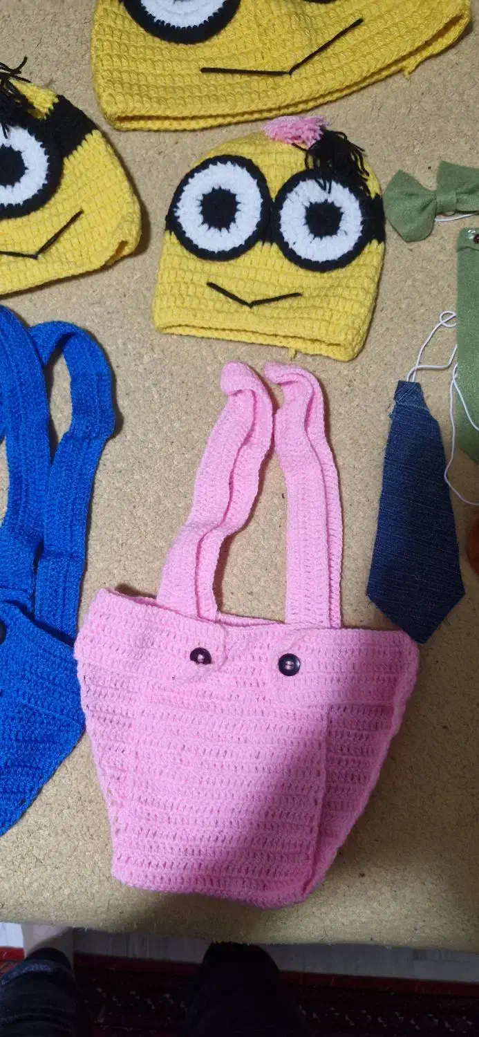 لباس بافتنی مینیون نوزادی به همراه ست مادر و پاپوش|کفش و لباس بچه|تهران, دبستان|دیوار