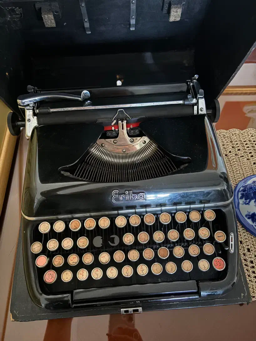 ماشین تایپ اریکا آلمانی فارسی نویس همراه باکس ۱۹۶۰|کلکسیون اشیاء عتیقه|تهران, دروس|دیوار