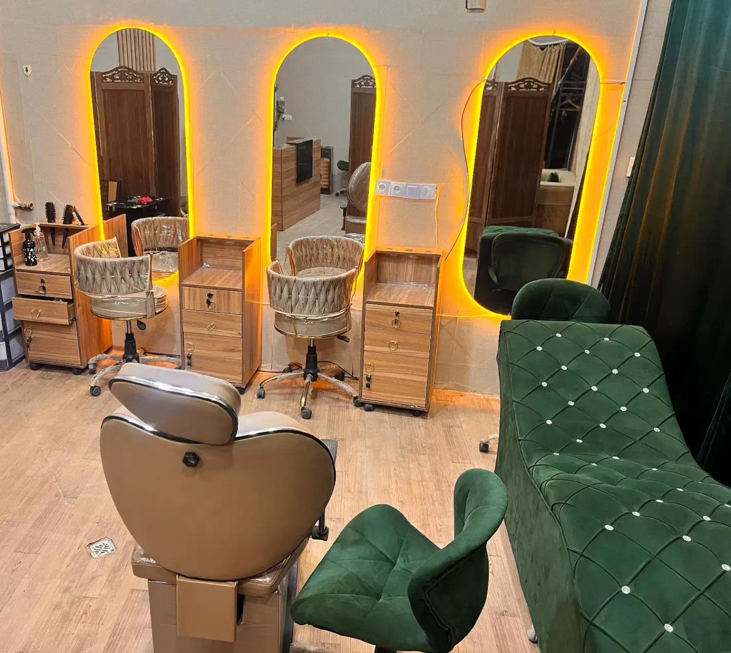 تجهیزات ارایشگاهی|آرایشگاه و سالن‌های زیبایی|گلپایگان, |دیوار