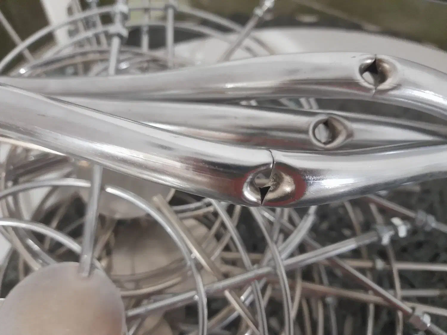 دو عدد پایه قابلمه|آب‌چکان و نظم‌دهنده ظروف|نیشابور, امام|دیوار