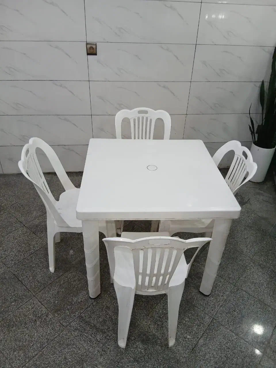 میز و صندلی پلاستیکی|کافی‌شاپ و رستوران|لاهیجان, طالقانی|دیوار