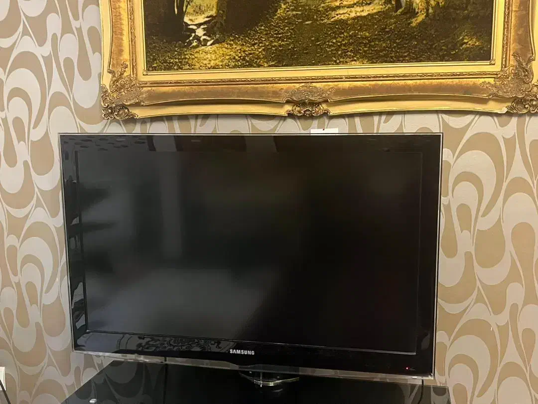 تلویزیون سامسونگ همراه با میز|تلویزیون و پروژکتور|تهران, قزل قلعه|دیوار