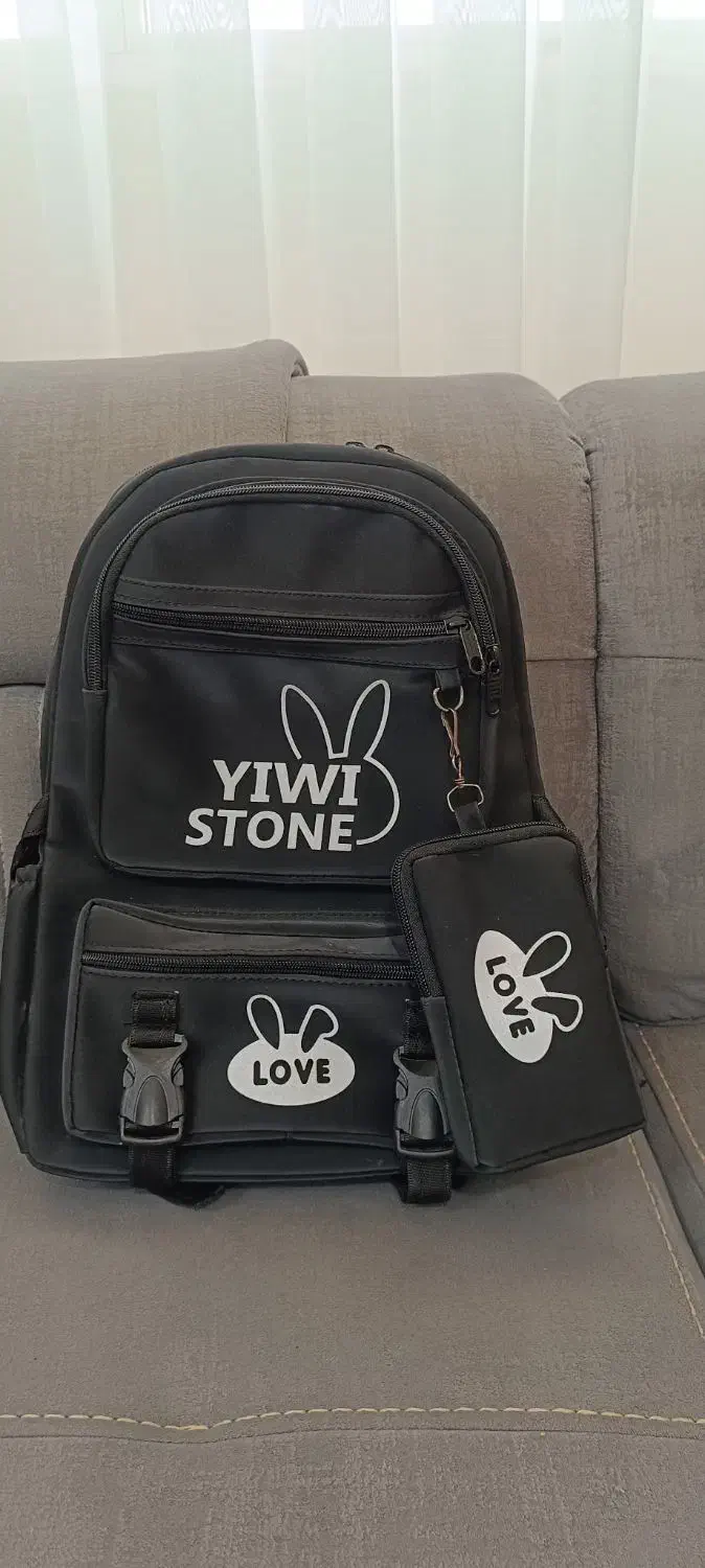 کیف مدرسه|کیف، کفش، کمربند|قم, بنیاد|دیوار