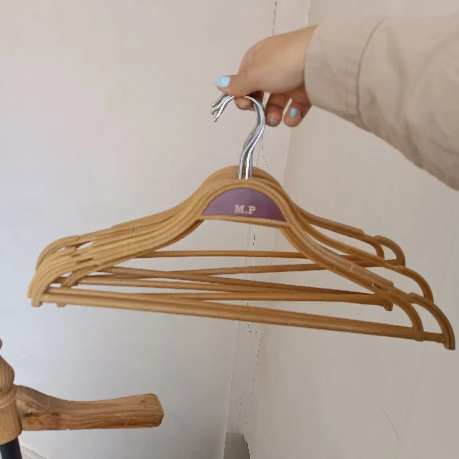 چوبکار، چوب لباسی|بندرخت و رخت‌آویز|قم, بنیاد|دیوار