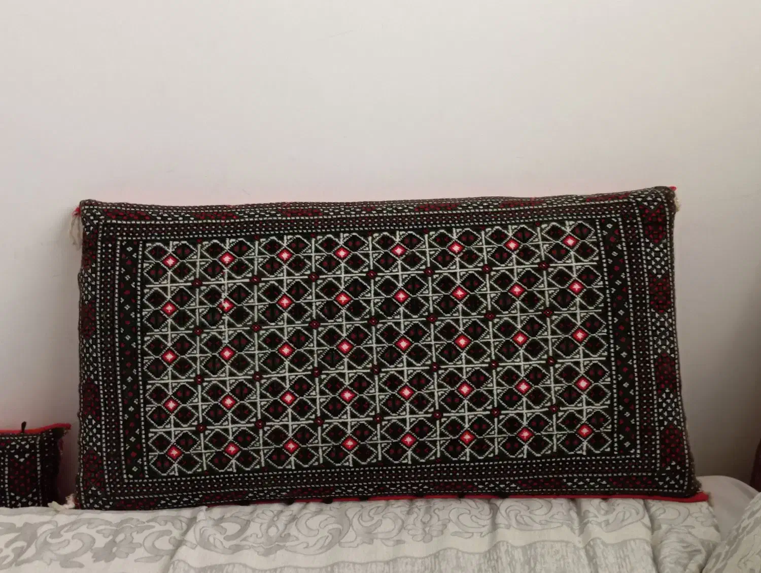 یک جفت پشتی|پشتی|بیرجند, |دیوار