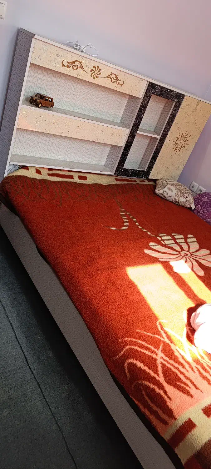 تخت خواب به همراه میز آرایش|تخت و سرویس خواب|قم, پردیسان|دیوار