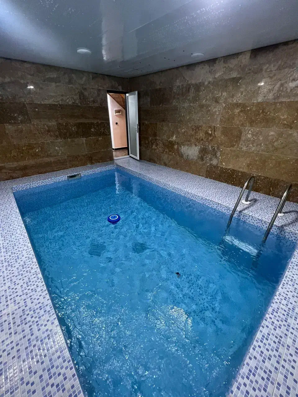 ویلا ۳خواب استخردار داخل شهرک|اجارهٔ کوتاهمدت ویلا و باغ|ایزدشهر, |دیوار