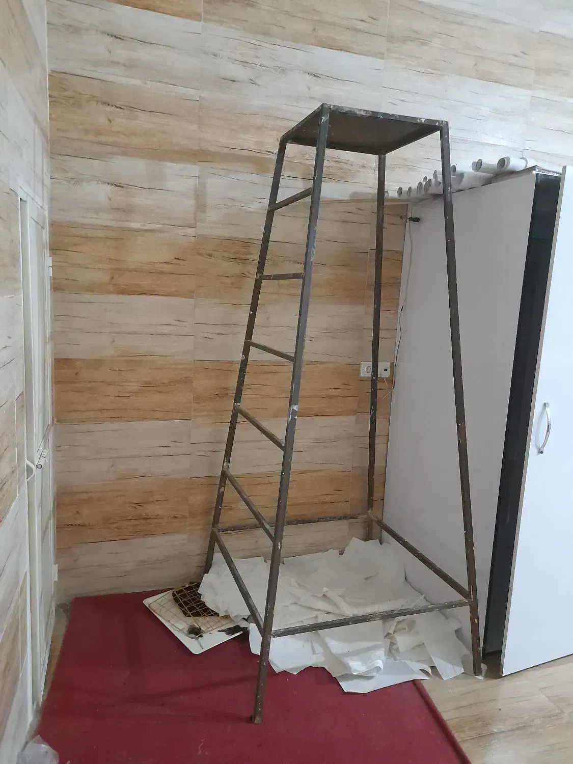 چهار پایه اهنی|صندلی و نیمکت|خرمآباد, |دیوار