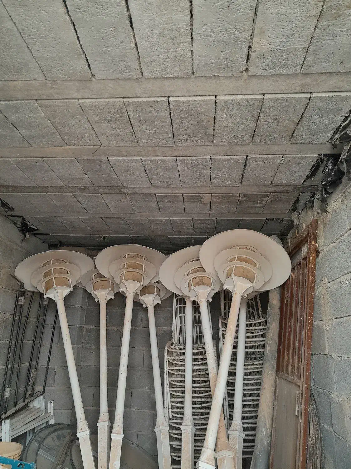 چراغ پایه ای باغ|لوستر و چراغ آویز|شیراز, فرودگاه شهید دستغیب شیراز|دیوار