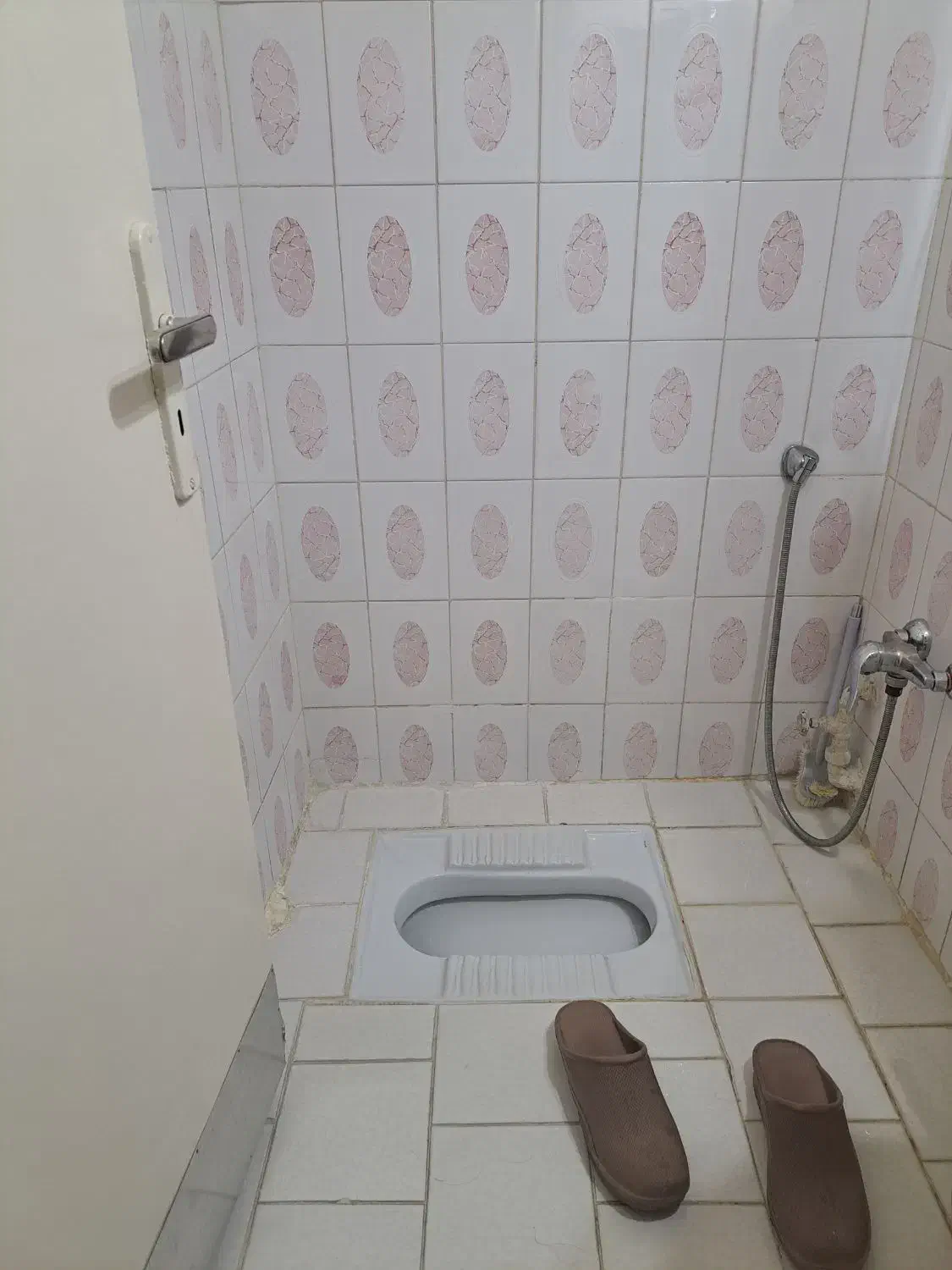 خونه اجاره ای نقاشی شده تمیز