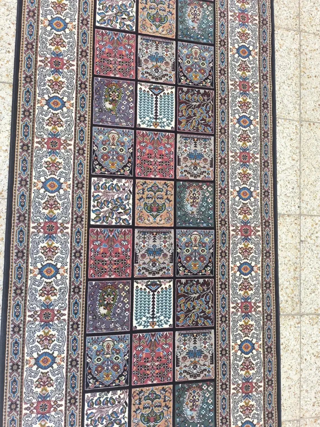 کناره فرش چارخونه موکت تندیس ۱۹۴۶|فرش|قم, امامزاده ابراهیم|دیوار