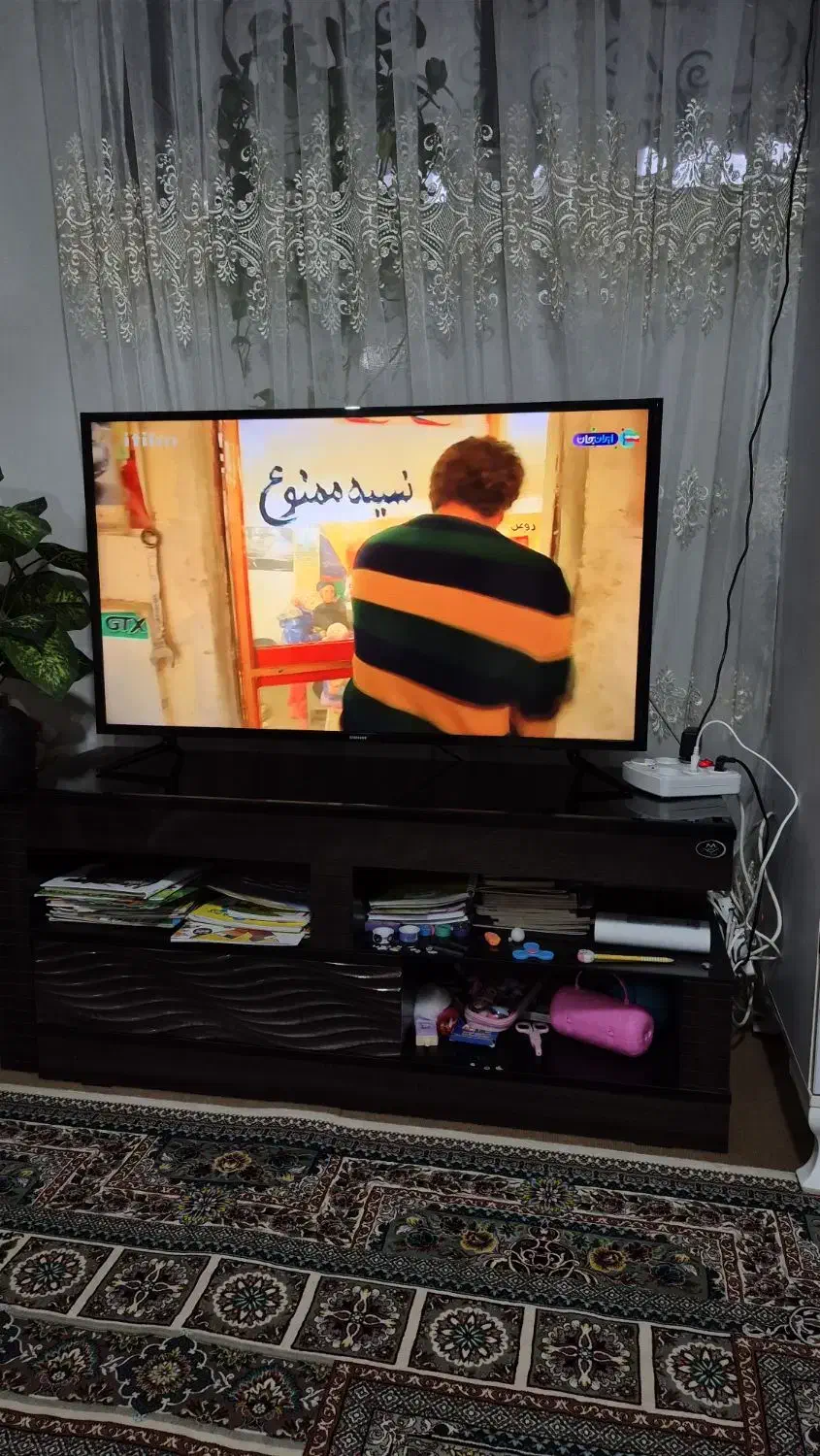 تلویزیون سامسونگ ۴۳ اینچ در حد نو با میز|تلویزیون و پروژکتور|بندر انزلی, جهانگانی|دیوار