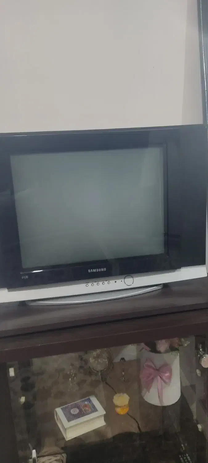 تلویزیون به همراه میز واسه فروش در الموت|تلویزیون و پروژکتور|محمدیه-قزوین, |دیوار