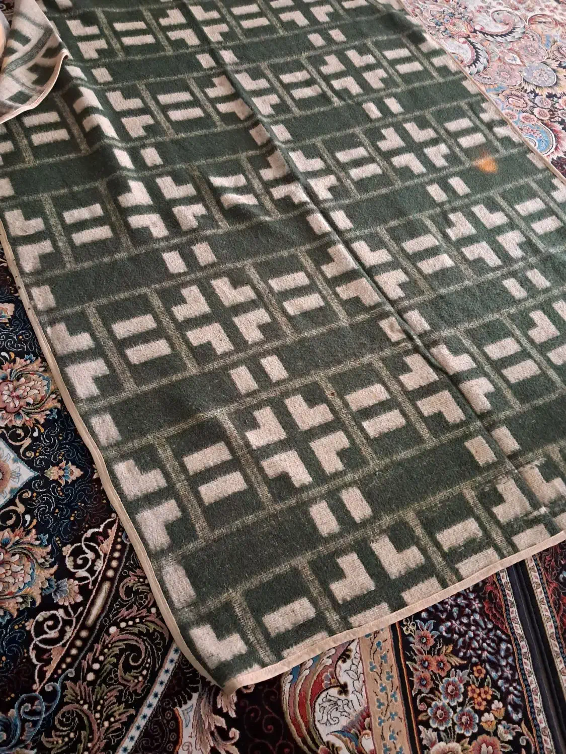 پتو نمدی|رختخواب، بالش، پتو|خمینی‌شهر, |دیوار