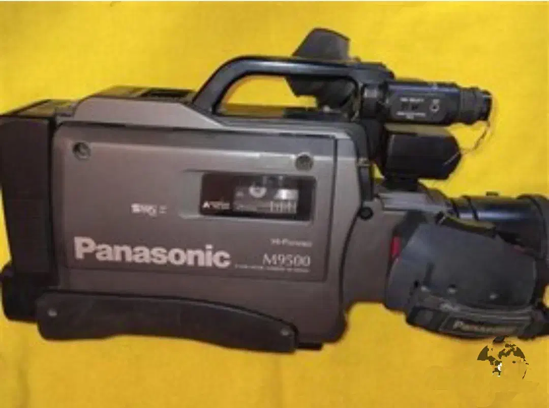 دستگاه مونتاژ فیلمبرداری قدیمی ویک عدد دوربین ۳۵۰۰|دوربین عکاسی و فیلم‌برداری|نور, |دیوار