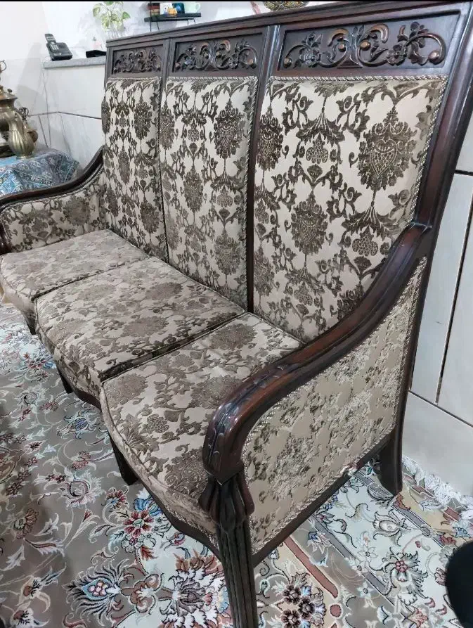 مبل ۷نفره(۱ سه نفره و ۴ تک نفره )به اضافه جلو مبلی|مبلمان خانگی و میز عسلی|سیرجان, |دیوار