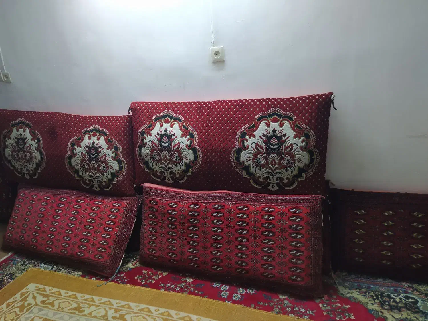 پشتی قرمز|پشتی|زاهدان, |دیوار