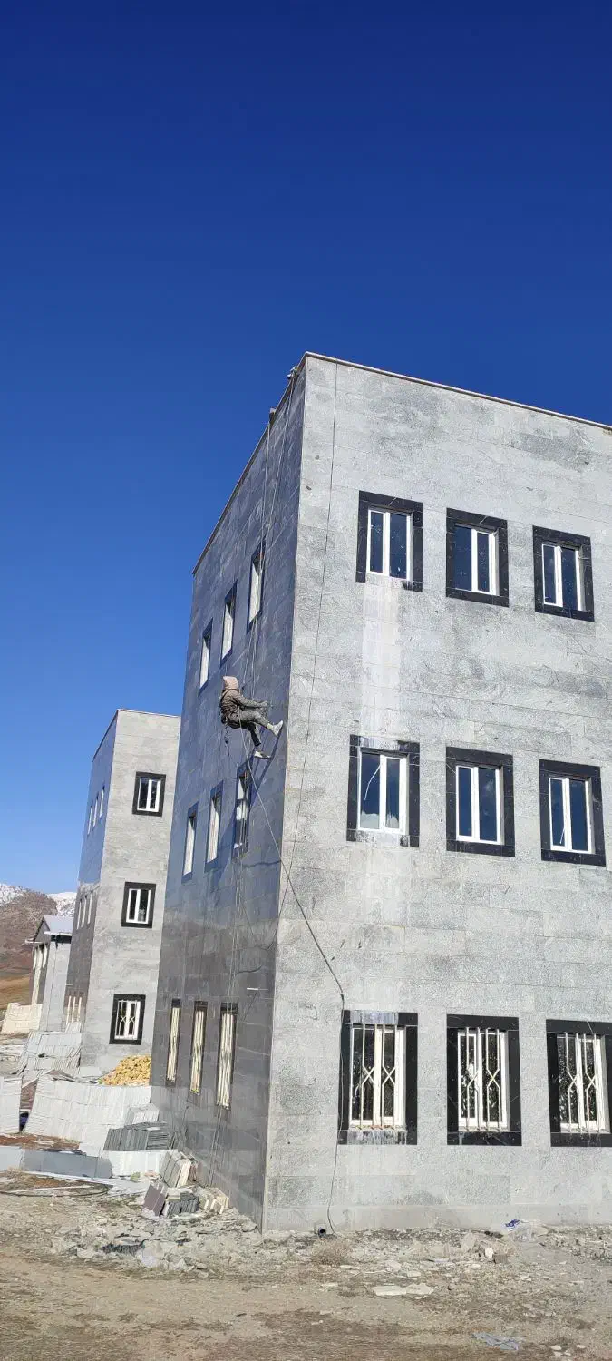 کار در ارتفاع خدمات ساختمانی عایق نانو پیچرولپلاک|خدمات پیشه و مهارت|کرمانشاه, |دیوار