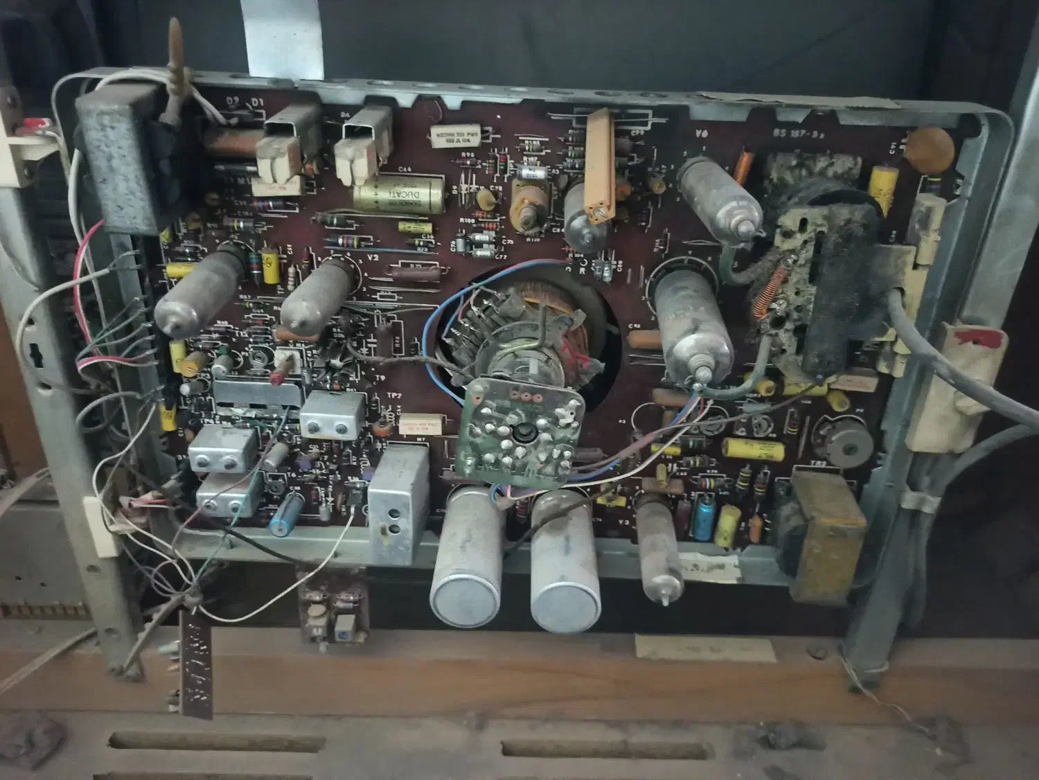 تلویزیون قدیمی|کلکسیون اشیاء عتیقه|کرمان, |دیوار