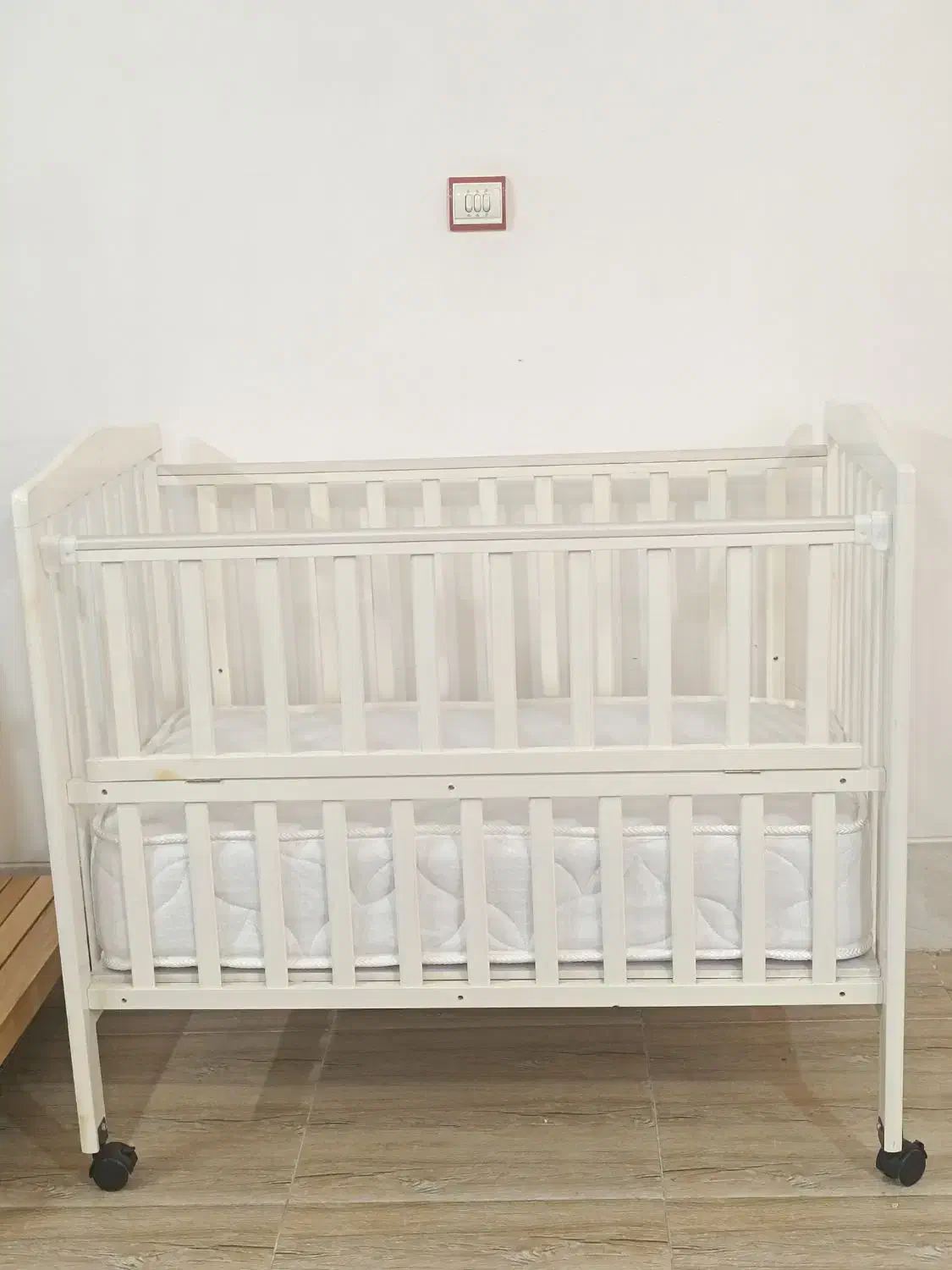 تخت کنار مادر به همراه تشک طبی|تخت و صندلی بچه|شیراز, شهرک گلستان شمالی|دیوار