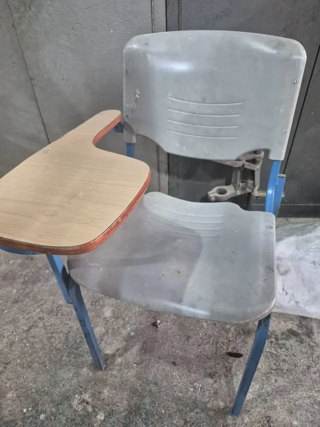 صندلی دانشجوئی|صندلی و نیمکت|قائم‌شهر, |دیوار