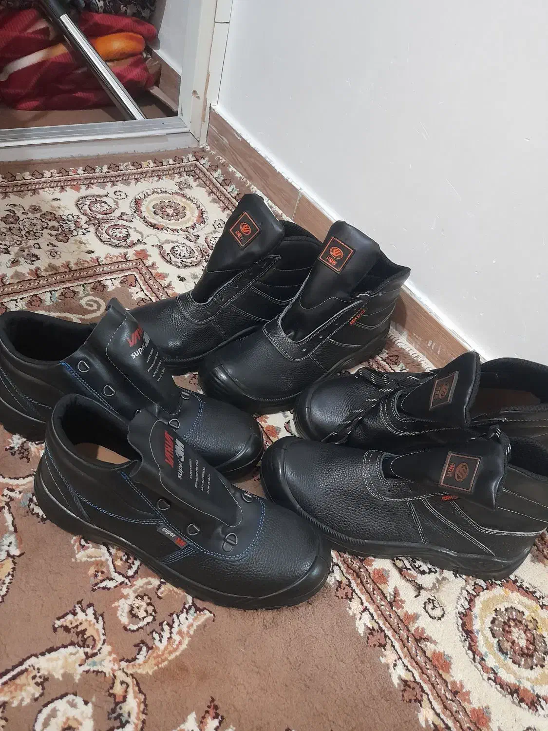 سه عدد پوتین  هرکدوم ۹۰۰|کیف، کفش، کمربند|میانه, |دیوار