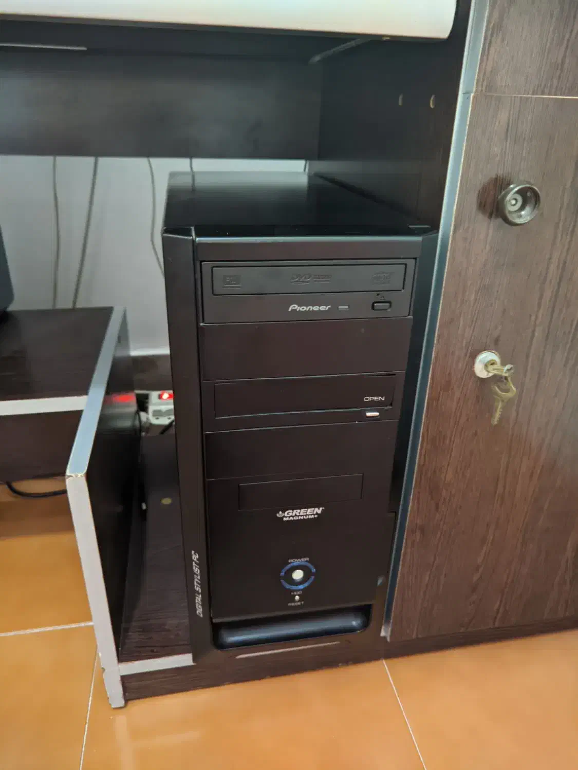 کامپیوتر رو میزی با کارت دیتا و تصویر به همراه میز|رایانه رومیزی|رشت, صفاری|دیوار