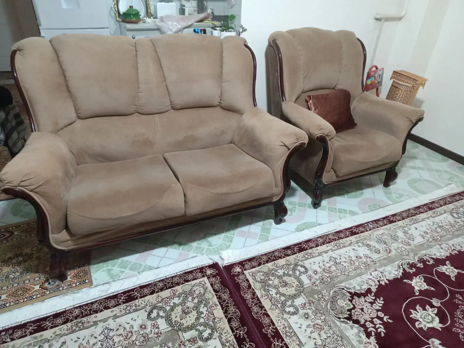 مبل ۹ نفره جنس خوب|مبلمان خانگی و میز عسلی|هشتگرد, شهرک گلها|دیوار