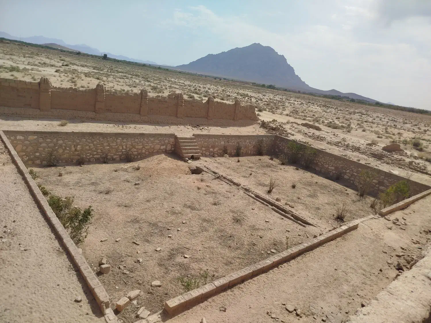 خونه قدیمی چهار دیواری ۱هکتار مساحت(روستا شهر یزد)|فروش زمین و ملک کلنگی|گاریزات, |دیوار