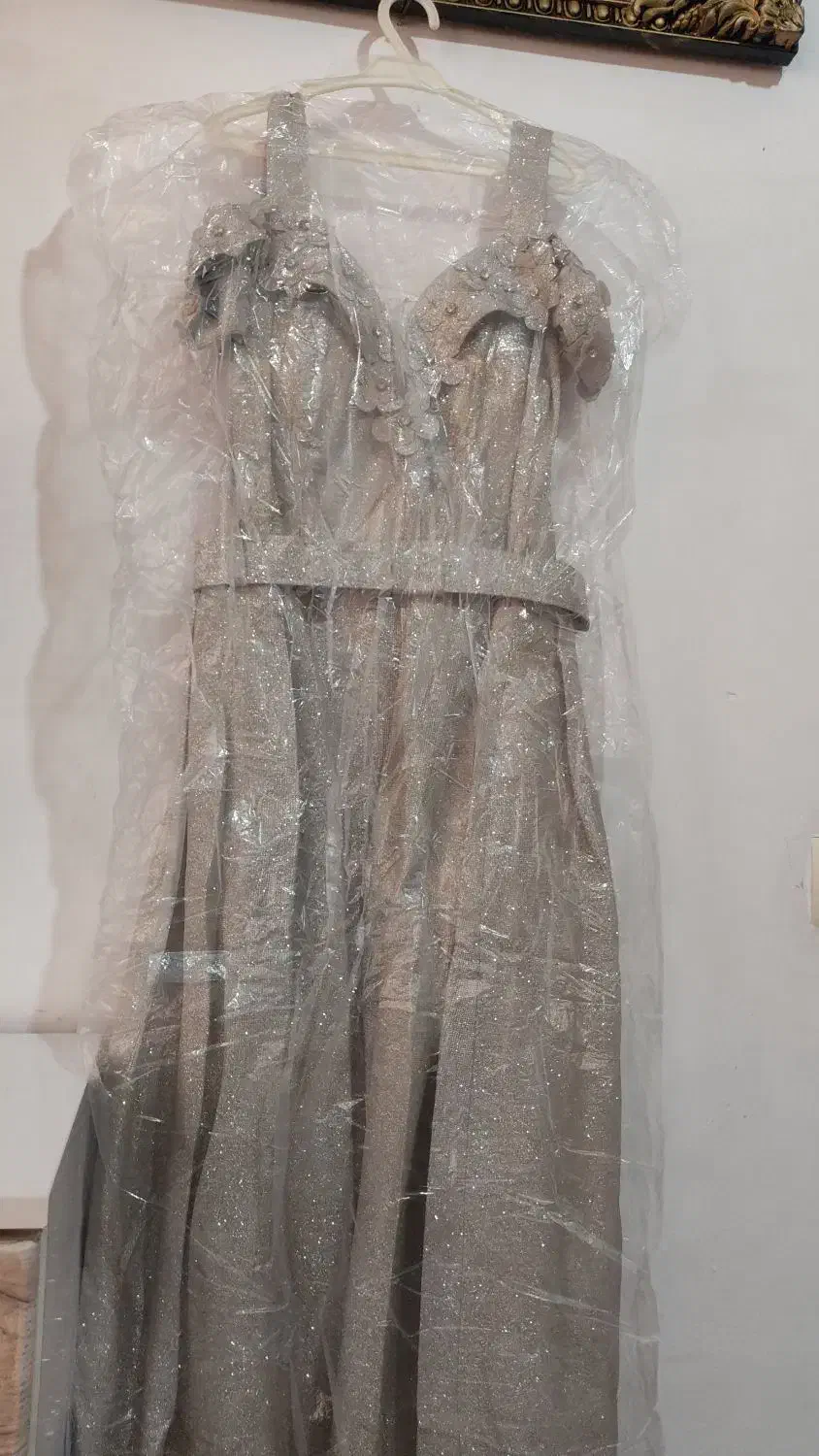 لباس مجلسی|لباس|میانه, |دیوار