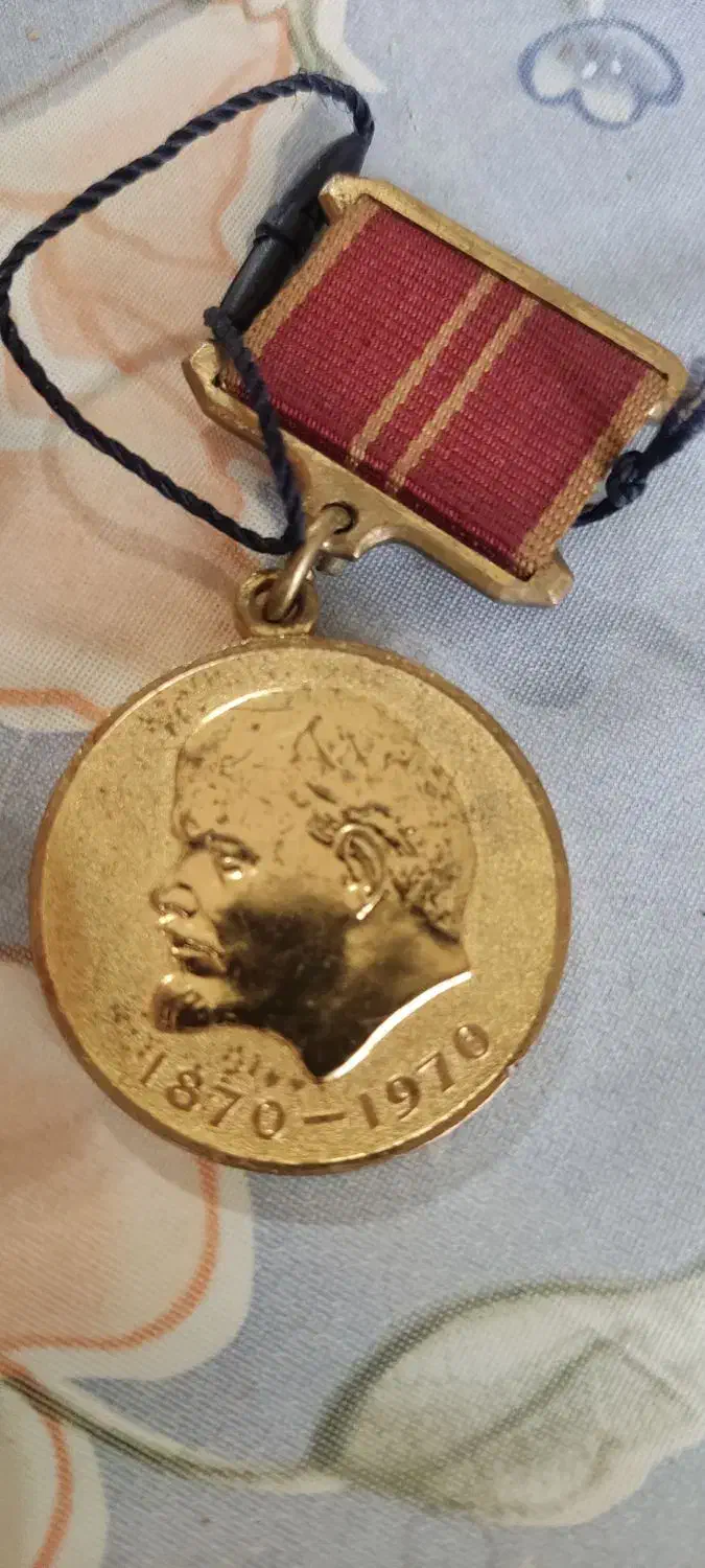 مدال یادبود|کلکسیون اشیاء عتیقه|هشتگرد, فاز ۱ مهستان|دیوار