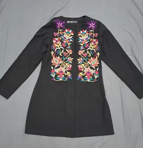 مانتو گلدوزی سالم وتمیز درحد نو|لباس|کرج, حسین‌آباد|دیوار