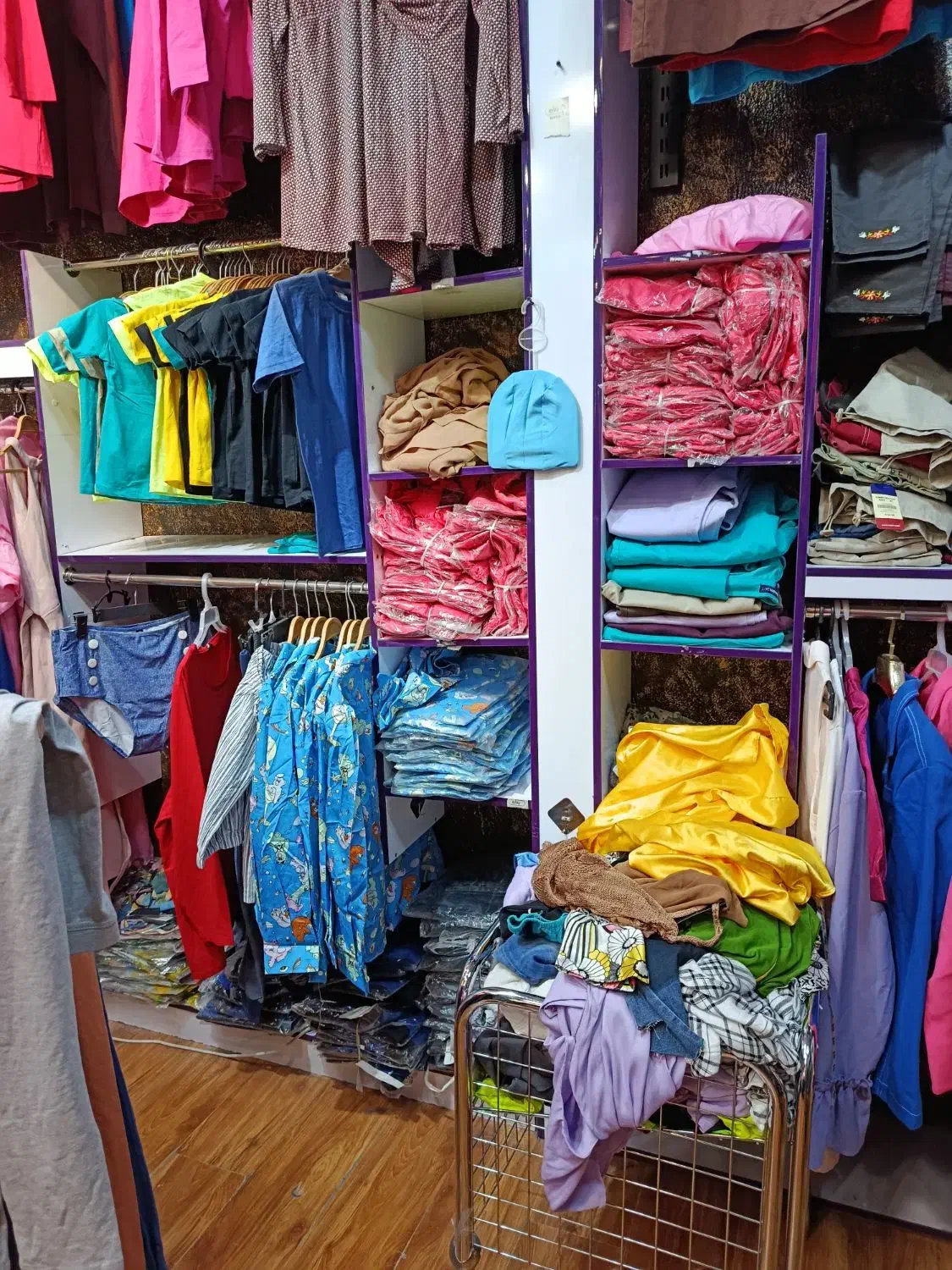 فروش عمده پوشاک مردانه و زنانه زیر قیمت|عمدهفروشی|کیش, |دیوار