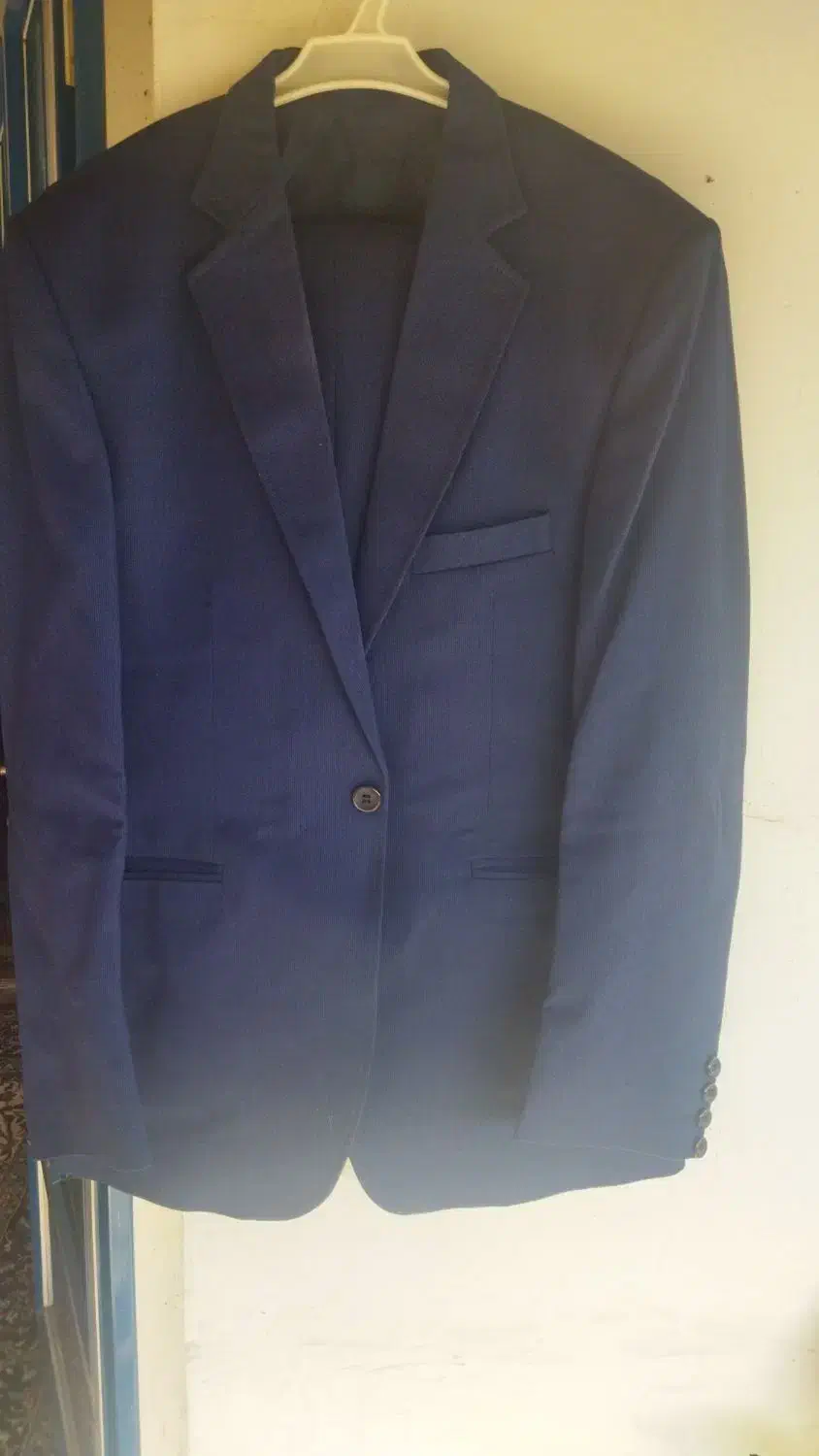 کت و شلوار نو|لباس|صومعه‌سرا, |دیوار