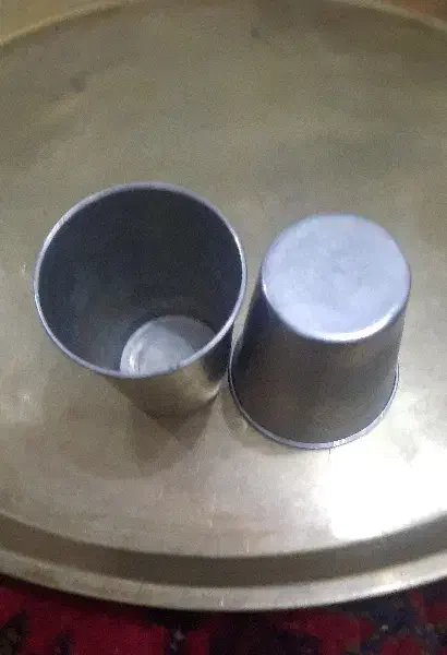 سینیی قدیمی و ۲عدد لیوان وشو عتیقه|کلکسیون اشیاء عتیقه|تبریز, |دیوار