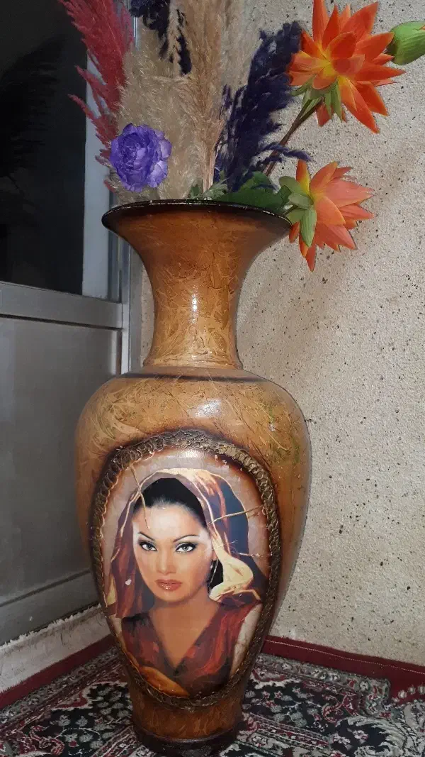 گلدون کوزه ایی، قوه ایی روشن خوشرنگ|گل مصنوعی|آستانه اشرفیه, |دیوار