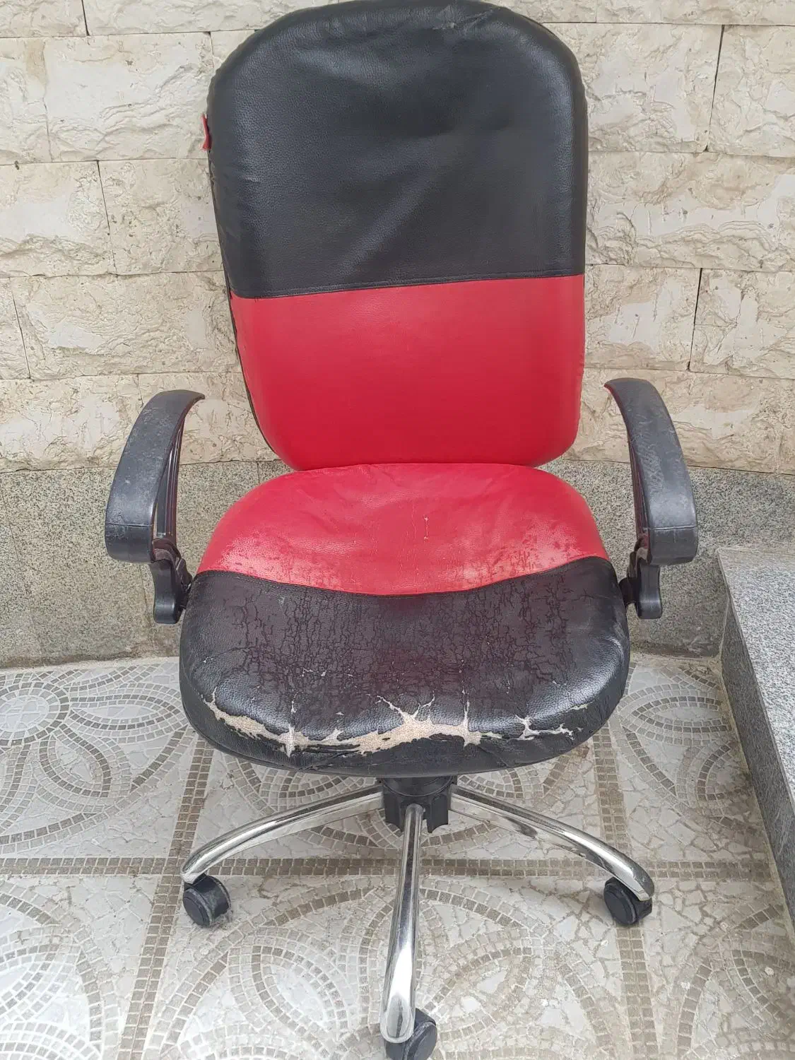 صندلی چرخان|صندلی و نیمکت|خوی, |دیوار