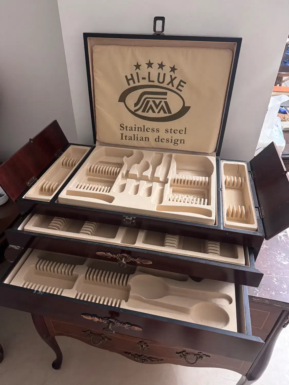 جعبه ی قاشق و چنگال در حد نو و تمیز|ظروف سرو و پذیرایی|تهران, قیطریه|دیوار