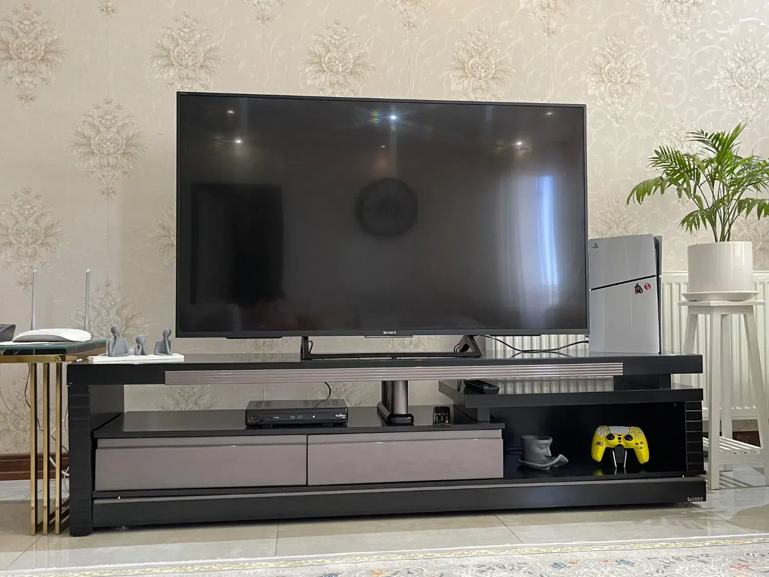 میز تلویزیون|میز تلویزیون|اندیشه, اندیشه فاز ۱|دیوار