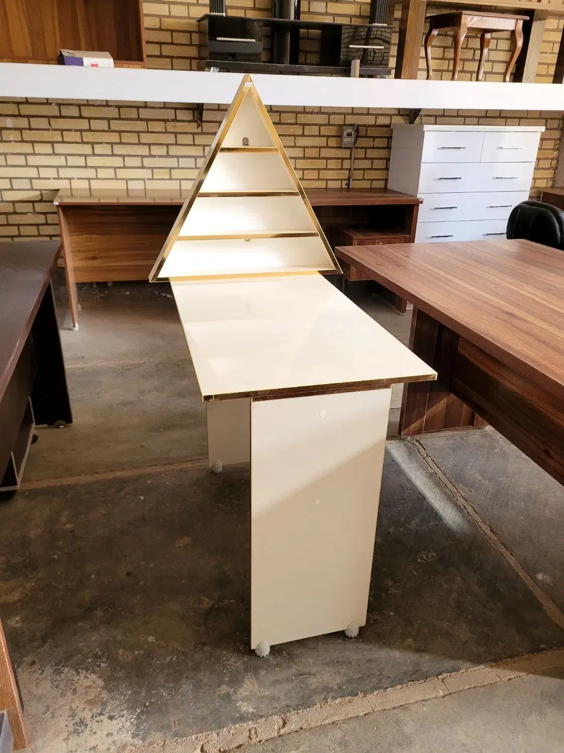 میز ناخن کار|آرایشگاه و سالن‌های زیبایی|اردبیل, |دیوار