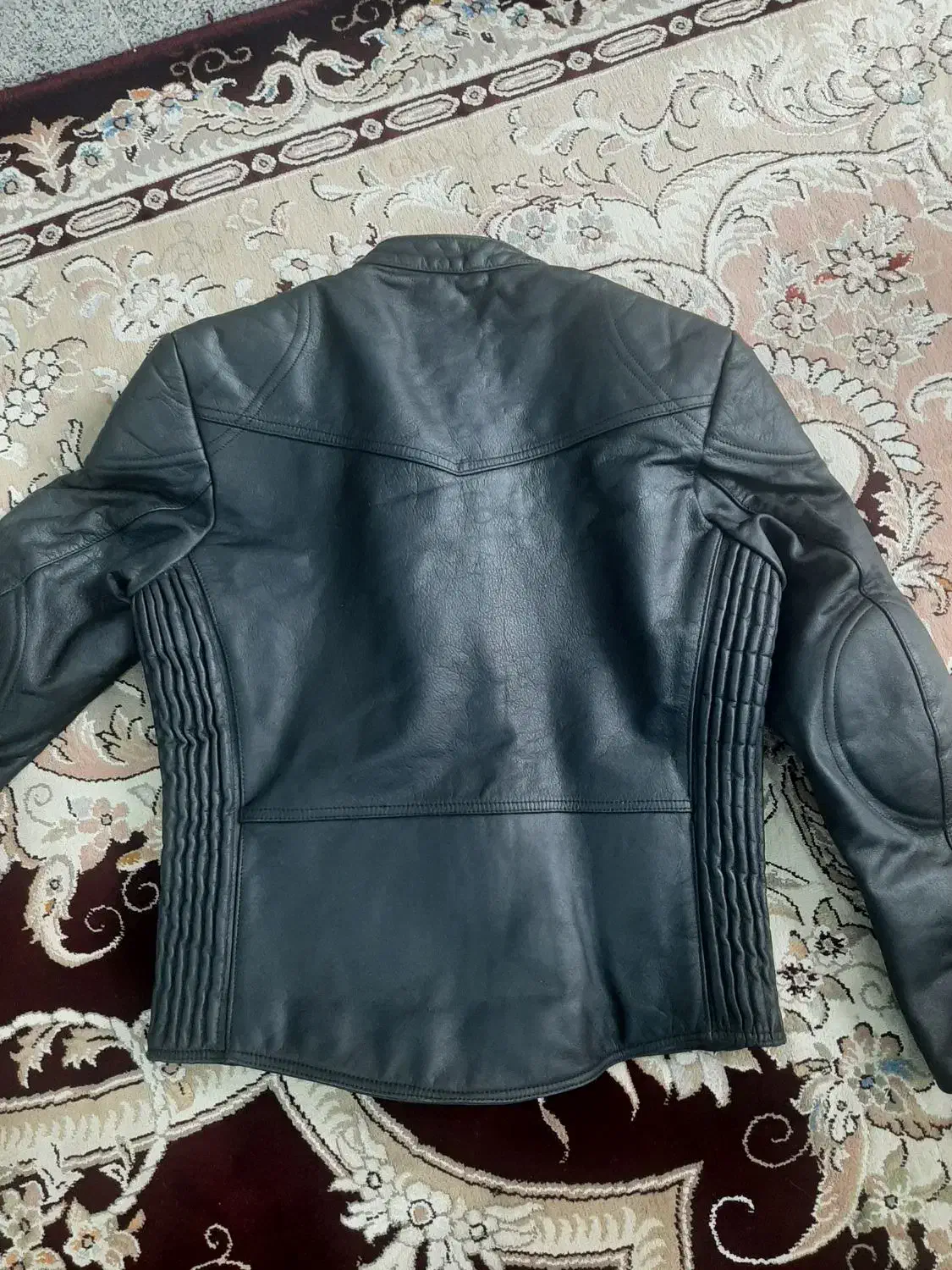 کاپشن چرم|لباس|قم, ولیعصر|دیوار