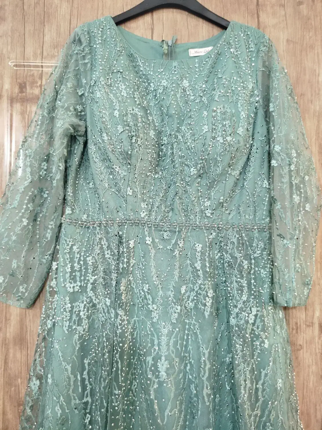 لباس به رنگ سبز|لباس|الوند, |دیوار