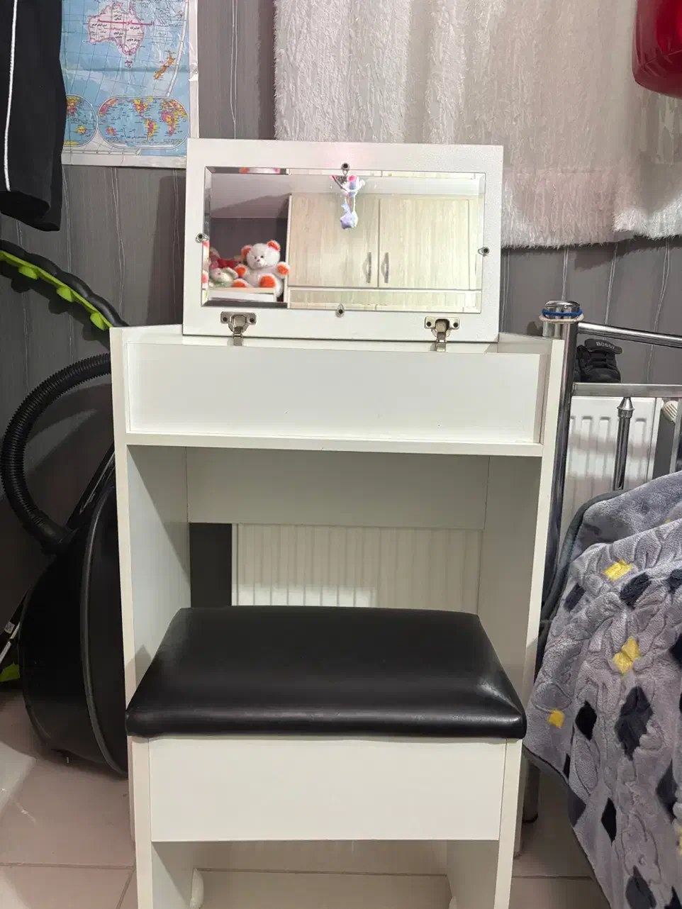 میز آرایش نوجوان|تخت و سرویس خواب|فولادشهر, C2|دیوار