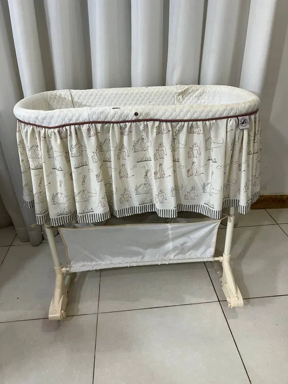 گهواره نوزاد|تخت و صندلی بچه|لاهیجان, لیالستان|دیوار