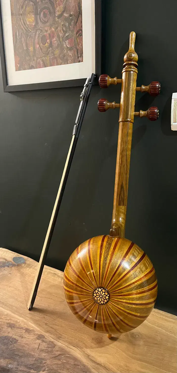 کمانچه ۸۰ ترک حرفه‌ایِ نیک‌ذات. چوب توت و گردو|سازهای سنتی|تهران, فلسطین (میدان انقلاب)|دیوار