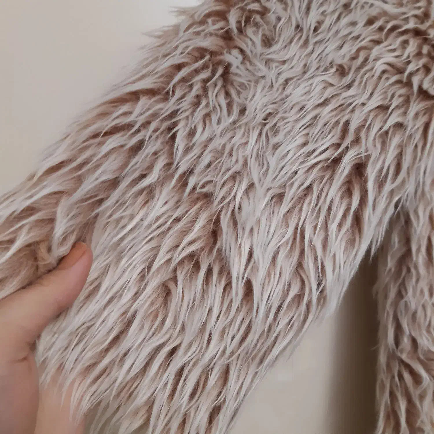 تعدادی مانتو و پالتو|لباس|بومهن, |دیوار