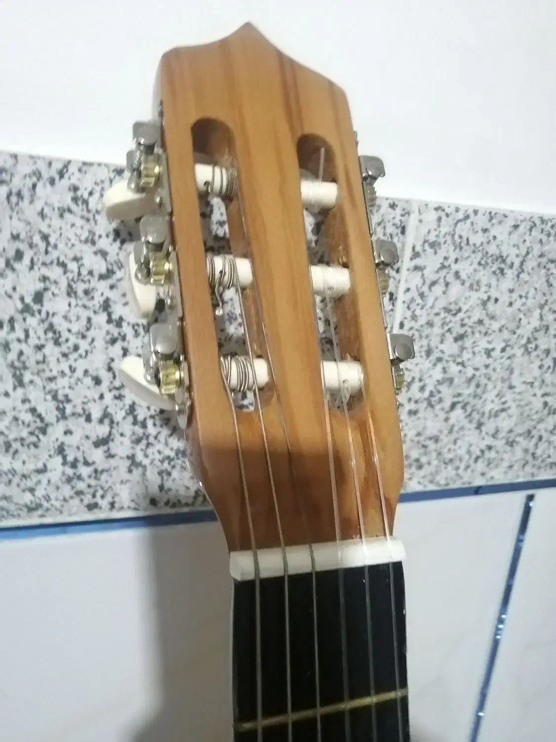 گیتار|گیتار، بیس، امپلیفایر|خان ببین, |دیوار