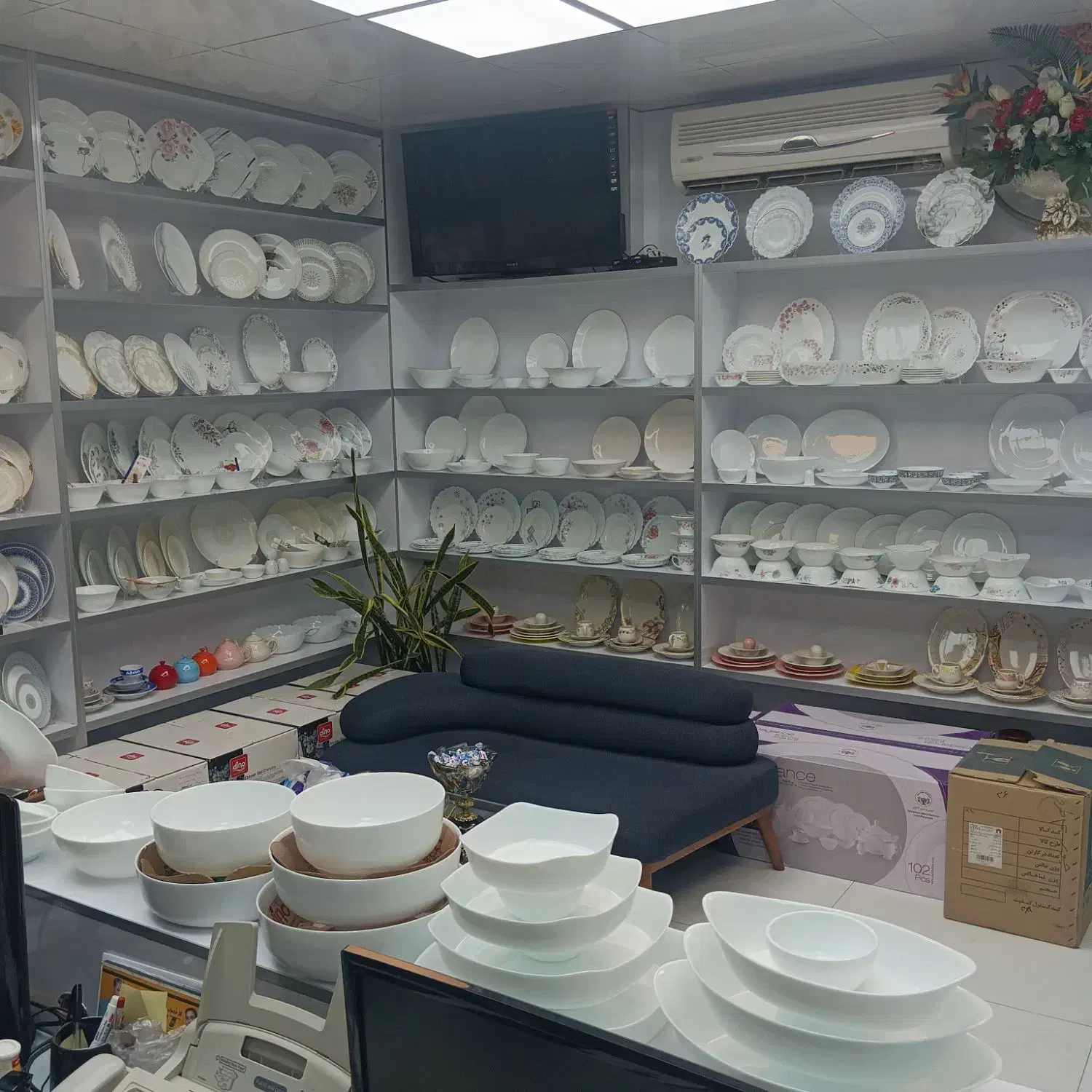 به یه جوان جهت همکاری در بازار شوش نیازمندیم|استخدام خدمات فروشگاه و رستوران|تهران, شوش (باغ آذری)|دیوار