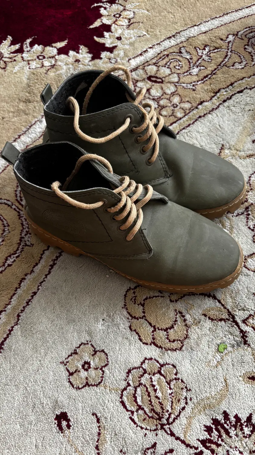 بوت|کیف، کفش، کمربند|کاشمر, |دیوار